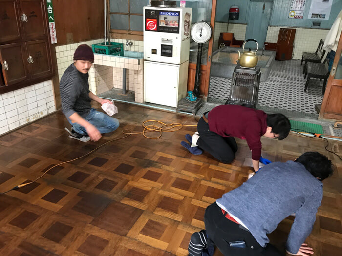 松の湯ワークショップの床磨き