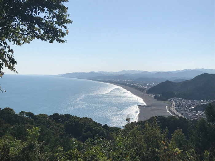 熊野古道松本峠の東屋から見える七里御浜海岸